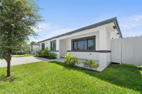 House in Florida City, Florida 4 bedrooms, 150.97 sq.m. № 1700723 - photo 3