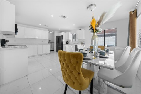 House in Florida City, Florida 4 bedrooms, 150.97 sq.m. № 1700723 - photo 8