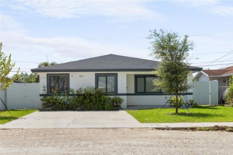 House in Florida City, Florida 4 bedrooms, 150.97 sq.m. № 1700723 - photo 1