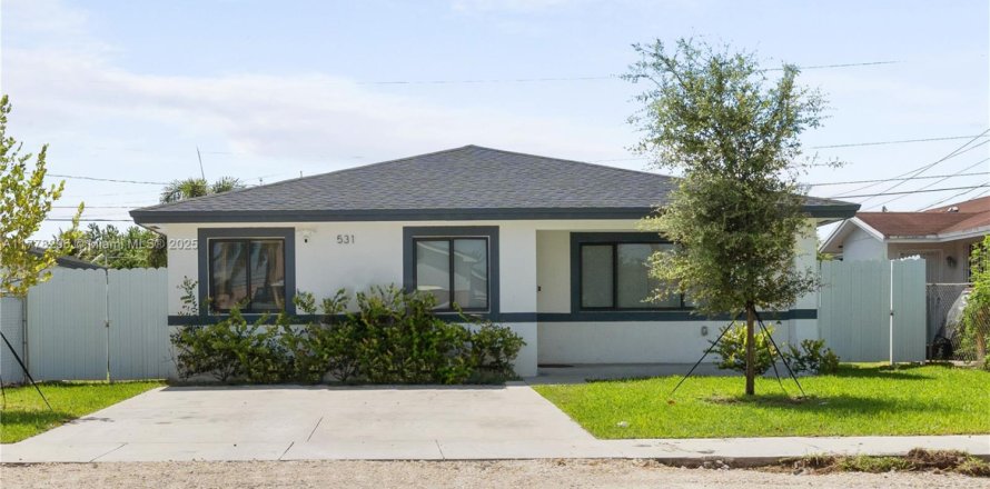 House in Florida City, Florida 4 bedrooms, 150.97 sq.m. № 1700723