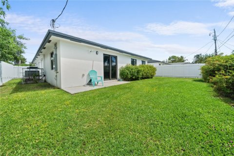 House in Florida City, Florida 4 bedrooms, 150.97 sq.m. № 1700723 - photo 18