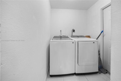 House in Florida City, Florida 4 bedrooms, 150.97 sq.m. № 1700723 - photo 10