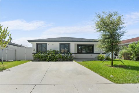 House in Florida City, Florida 4 bedrooms, 150.97 sq.m. № 1700723 - photo 2