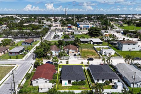 House in Florida City, Florida 4 bedrooms, 150.97 sq.m. № 1700723 - photo 20