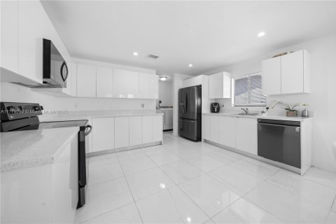 House in Florida City, Florida 4 bedrooms, 150.97 sq.m. № 1700723 - photo 7