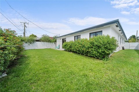 House in Florida City, Florida 4 bedrooms, 150.97 sq.m. № 1700723 - photo 19