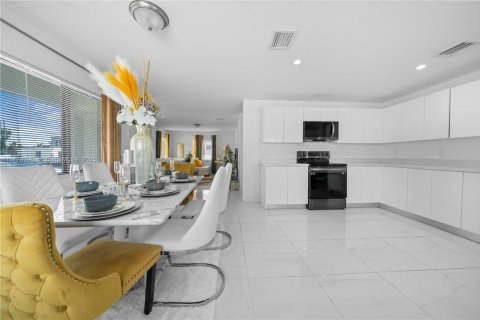 House in Florida City, Florida 4 bedrooms, 150.97 sq.m. № 1700723 - photo 9