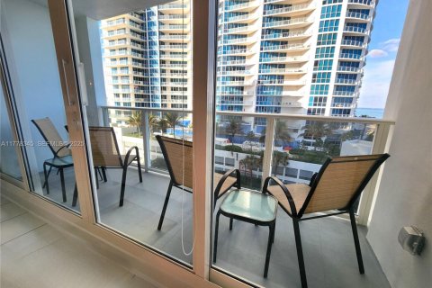 Снять в аренду кондоминиум в Холливуд, Флорида 2 спальни, 102.19м2, № 2034220 - фото 3