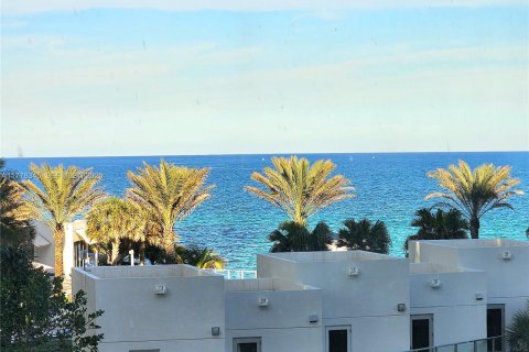 Кондоминиум с 2 спальнями в Холливуд, Флорида № 2034220