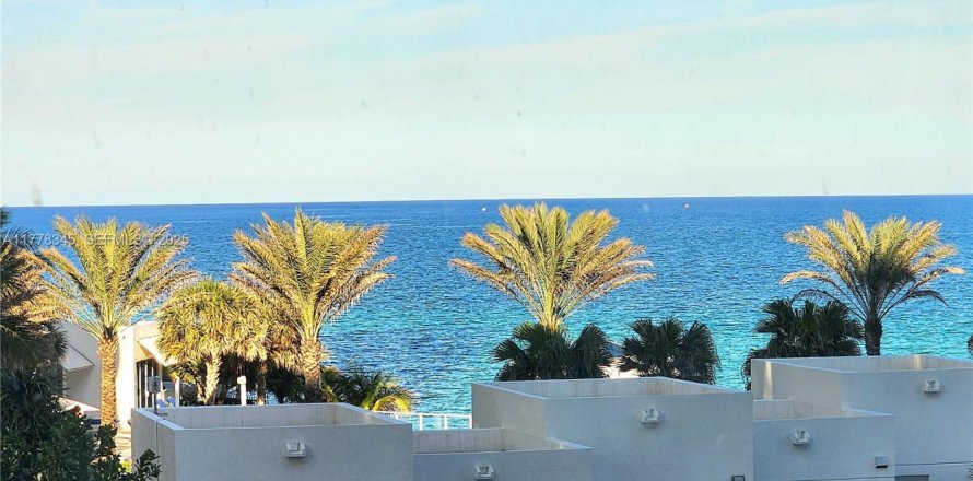 Кондоминиум с 2 спальнями в Холливуд, Флорида № 2034220