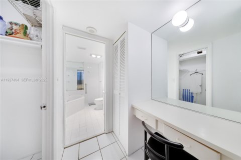 Condominio en venta en Miami Beach, Florida, 1 dormitorio, 60.76 m2 № 2076881 - foto 12