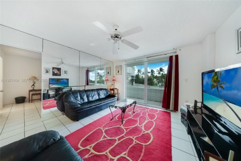 Condominio en venta en Miami Beach, Florida, 1 dormitorio, 60.76 m2 № 2076881 - foto 2