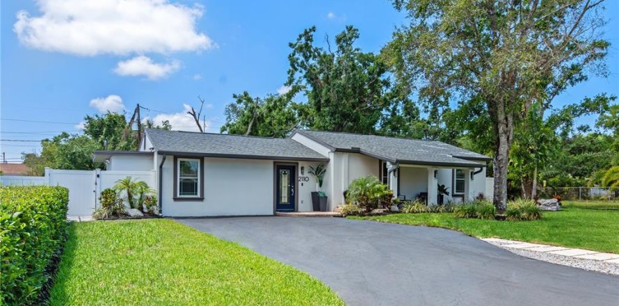 House in Tampa, Florida 4 bedrooms, 256.41 sq.m. № 1747055