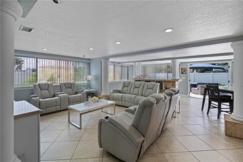 House in Tampa, Florida 4 bedrooms, 256.41 sq.m. № 1747055 - photo 6