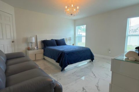 House in Port St. Lucie, Florida 4 bedrooms, 195.56 sq.m. № 2083411 - photo 12