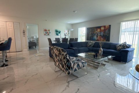 House in Port St. Lucie, Florida 4 bedrooms, 195.56 sq.m. № 2083411 - photo 3