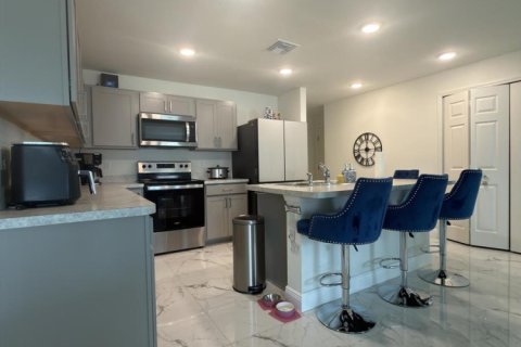 House in Port St. Lucie, Florida 4 bedrooms, 195.56 sq.m. № 2083411 - photo 7