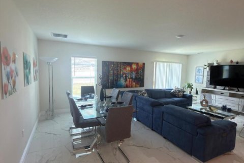 House in Port St. Lucie, Florida 4 bedrooms, 195.56 sq.m. № 2083411 - photo 6
