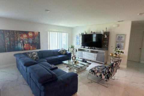 House in Port St. Lucie, Florida 4 bedrooms, 195.56 sq.m. № 2083411 - photo 5