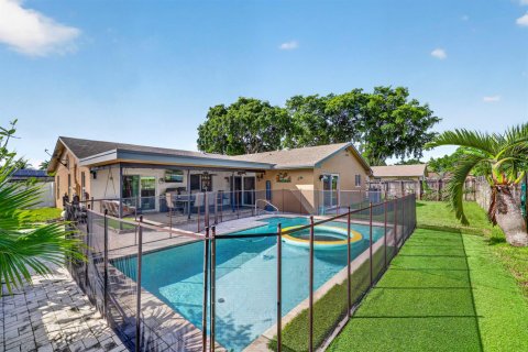 Villa ou maison à vendre à Deerfield Beach, Floride: 3 chambres, 173.26 m2 № 2431284 - photo 11