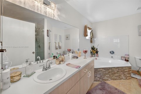 House in Homestead, Florida 4 bedrooms, 196.02 sq.m. № 1923980 - photo 12