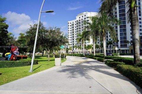 Купить кондоминиум в Холливуд, Флорида 1 спальня, 69.21м2, № 1936555 - фото 17