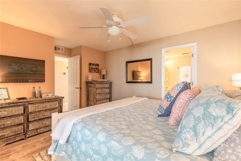Condo in New Smyrna Beach, Florida, 1 bedroom  № 1717995 - photo 16