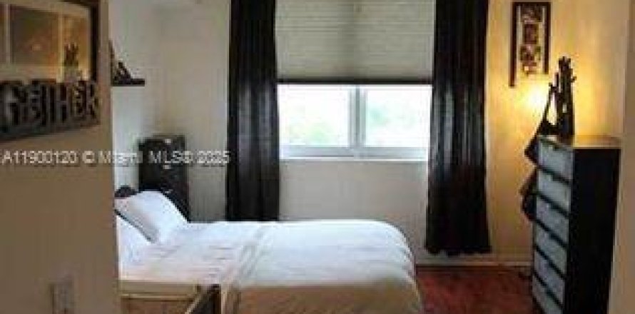 Кондоминиум с 1 спальней в Майами, Флорида № 1952799