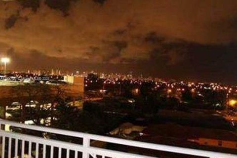 Снять в аренду кондоминиум в Майами, Флорида 1 спальня, 69.68м2, № 1952799 - фото 4