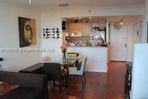 Снять в аренду кондоминиум в Майами, Флорида 1 спальня, 69.68м2, № 1952799 - фото 2