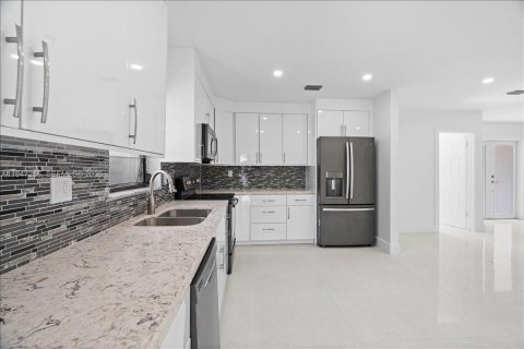 Снять в аренду виллу или дом в Майами, Флорида 3 спальни, 183.2м2, № 2003495 - фото 4