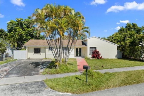 Снять в аренду виллу или дом в Майами, Флорида 3 спальни, 183.2м2, № 2003495 - фото 2