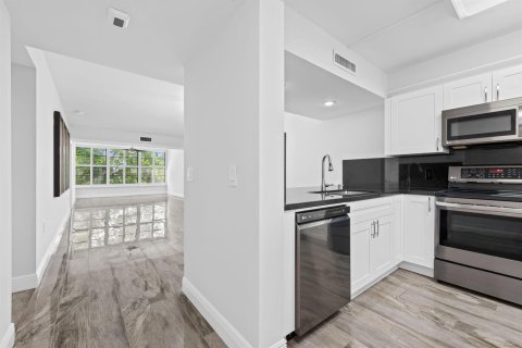 Condo in Davie, Florida, 2 bedrooms № 2265731 - photo 3