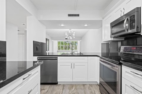 Condo in Davie, Florida, 2 bedrooms № 2265731 - photo 2