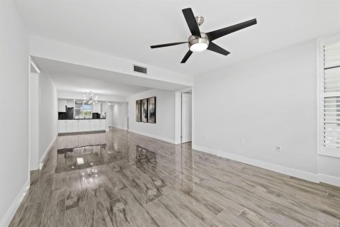 Condo in Davie, Florida, 2 bedrooms № 2265731 - photo 7