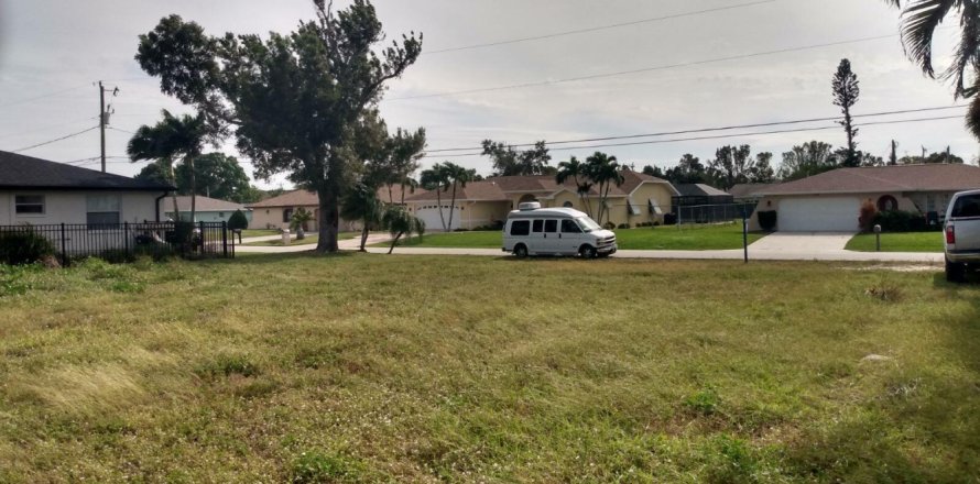 Land in Cape Coral, Florida № 950171