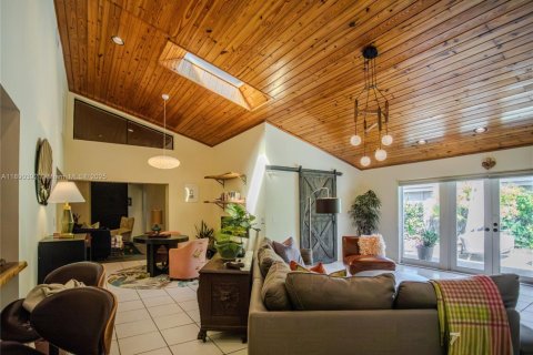 House in Miami, Florida 5 bedrooms, 293.39 sq.m. № 1947156 - photo 3