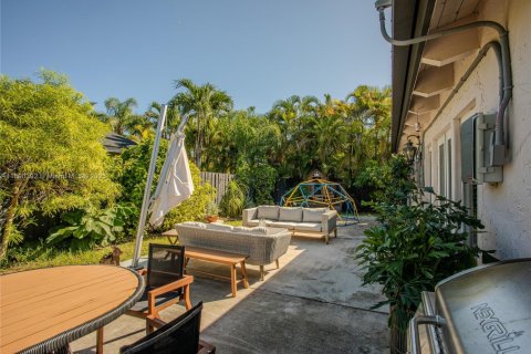 House in Miami, Florida 5 bedrooms, 293.39 sq.m. № 1947156 - photo 24