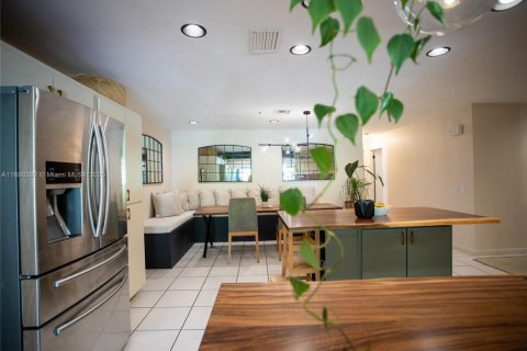House in Miami, Florida 5 bedrooms, 293.39 sq.m. № 1947156 - photo 17