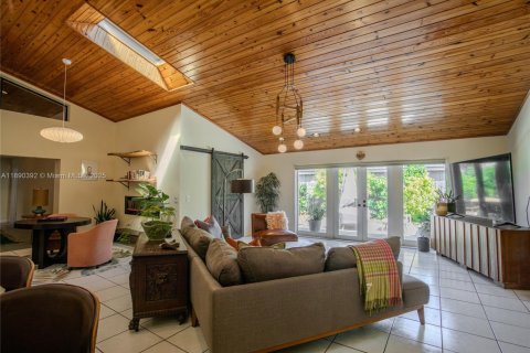 House in Miami, Florida 5 bedrooms, 293.39 sq.m. № 1947156 - photo 4