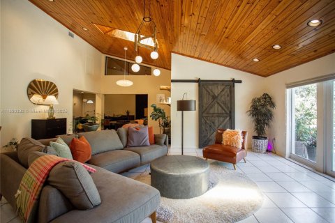 House in Miami, Florida 5 bedrooms, 293.39 sq.m. № 1947156 - photo 7