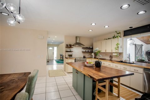 House in Miami, Florida 5 bedrooms, 293.39 sq.m. № 1947156 - photo 18