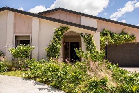 House in Miami, Florida 5 bedrooms, 293.39 sq.m. № 1947156 - photo 1
