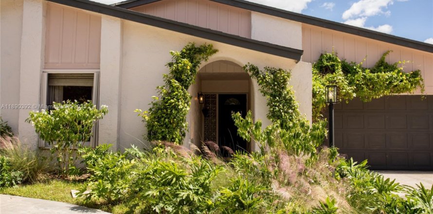House in Miami, Florida 5 bedrooms, 293.39 sq.m. № 1947156
