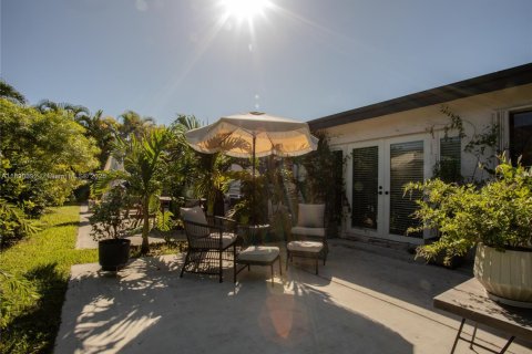 House in Miami, Florida 5 bedrooms, 293.39 sq.m. № 1947156 - photo 23