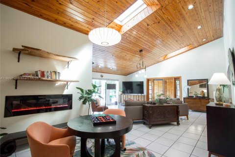 House in Miami, Florida 5 bedrooms, 293.39 sq.m. № 1947156 - photo 8