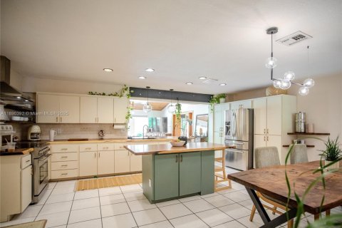 House in Miami, Florida 5 bedrooms, 293.39 sq.m. № 1947156 - photo 14