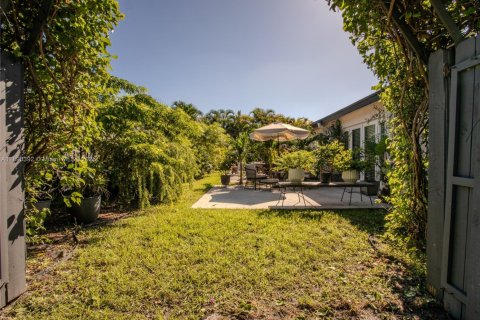House in Miami, Florida 5 bedrooms, 293.39 sq.m. № 1947156 - photo 25