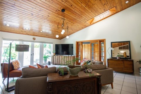 House in Miami, Florida 5 bedrooms, 293.39 sq.m. № 1947156 - photo 6