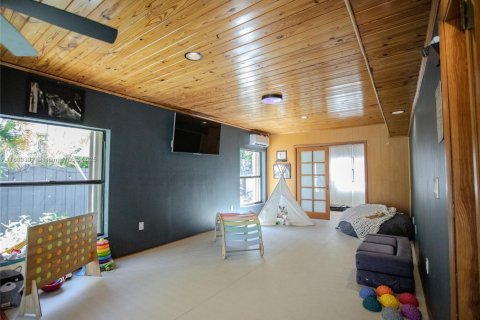 House in Miami, Florida 5 bedrooms, 293.39 sq.m. № 1947156 - photo 19